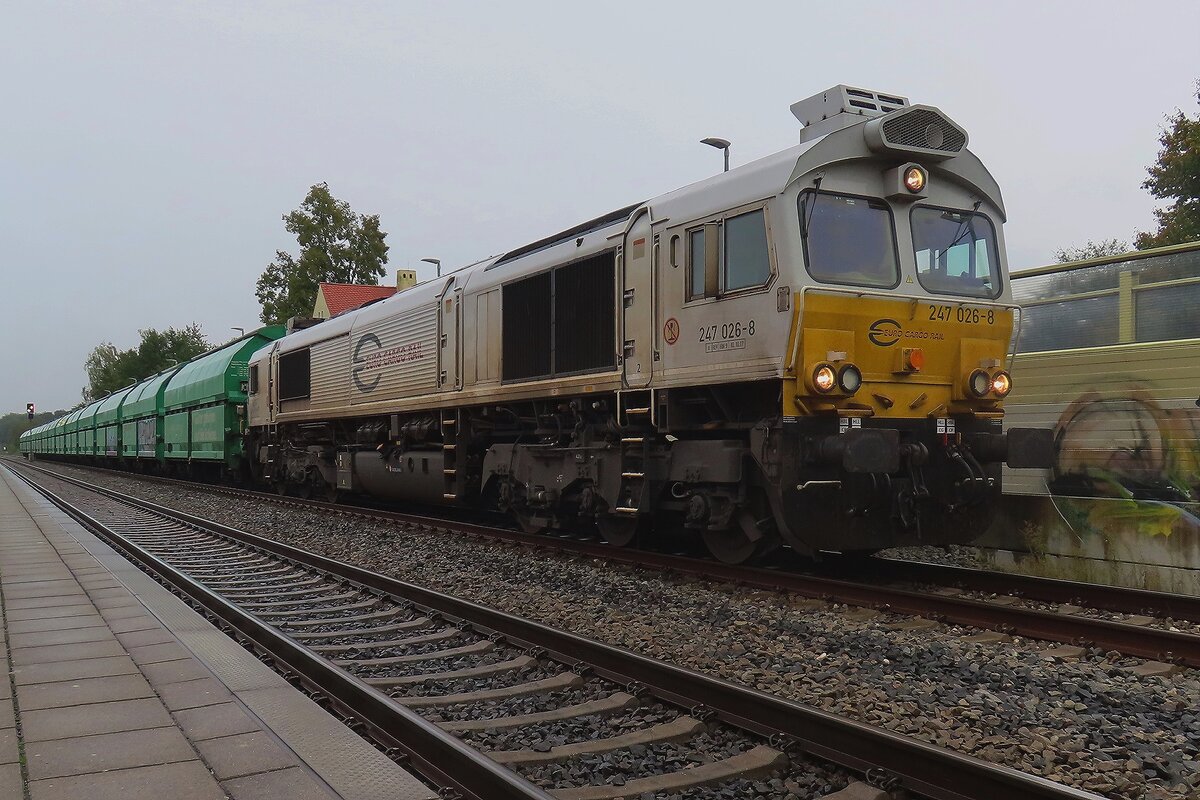 Am tr�ben 13 September 2024 treft ex-ECR 247 026 mit ein Kohlezug ins Bahnhof von T�ssling ein -der Fotograf hat dann noch keine Ahnung wie gravierend die Sturmschaden von BORIS werden sollen.