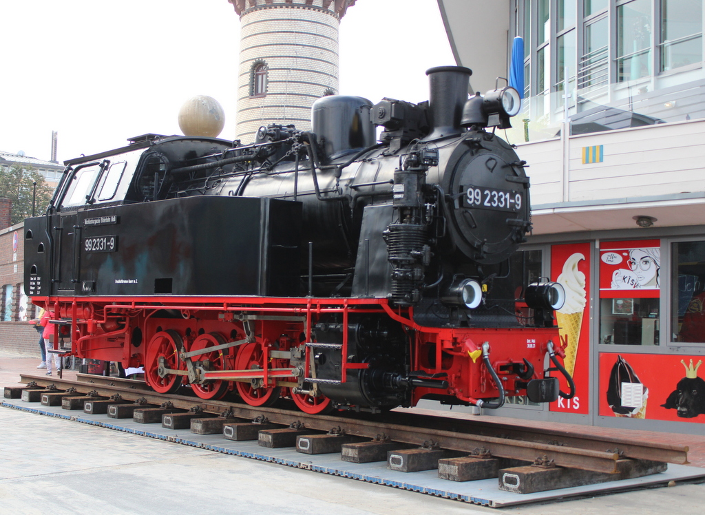 Am Vormittag des 09.09.2022 stand die Bäderbahn Molli Lok 99 2331-9 für das Zukunftsprojekt einer Anbindung Warnemündes in Warnemünde.