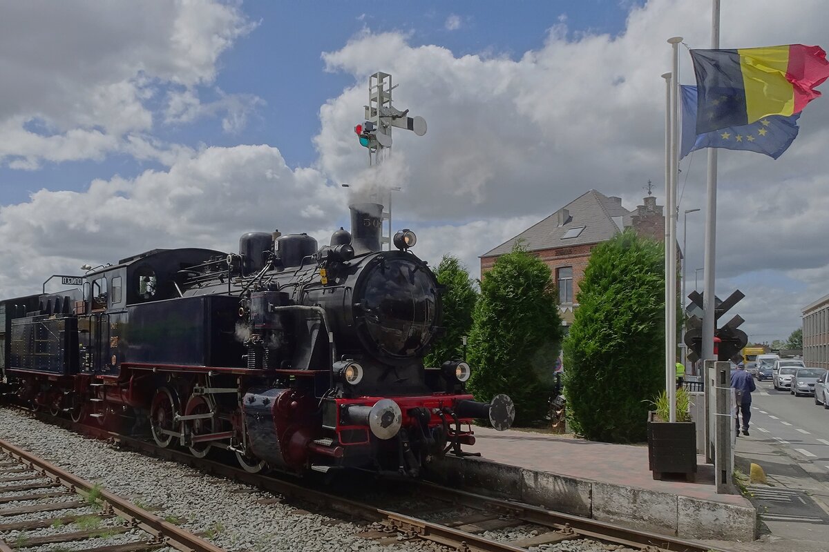 AMTFs 507 ENERGIE steht am 6 Juli 2024 in Baasrode Noord abfahrtbereit und wird vom Bahnsteig fotografiert.
