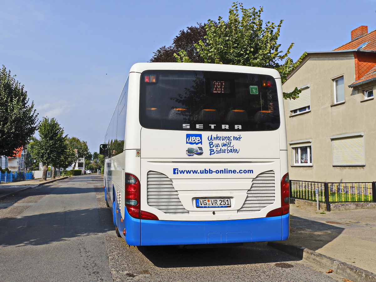 An der Haltestelle Geschwistter Scholl Strasse in Usedom  steht am 30. August 2019 ein S 415 der UBB.