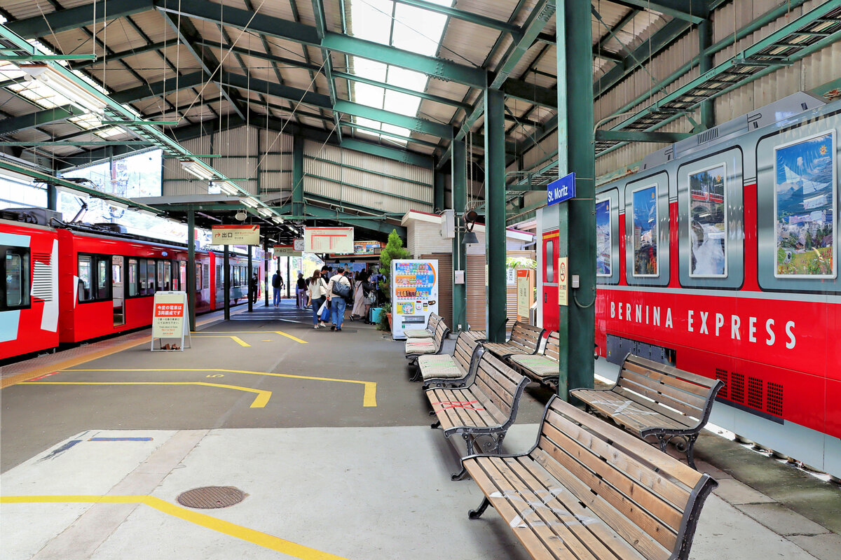 An der oberen Endstation Gôra (alias St.Moritz!) kann man direkt in den Bernina Express umsteigen. 12.April 2022.  Die Hakone Tozan Bahn hatte von Anfang an enge Beziehungen zur Schweiz, indem schon um 1907 für die Planung schweizerische Anlagen besichtigt wurden. 1912 wurde der Frage nachgegangen, welche maximale Steigung eine Adhäsionsbahn zu erklimmen vermag; diese wurde auf 80 Promille festgesetzt. Wegen Lieferproblemen konnten die ersten Wagen (Baujahr 1919) nicht mit schweizerischer Technik und Laufwerken ausgerüstet werden, doch konnte die Schweiz dann für die nächste Wagenserie 1927 Material liefern. Die 1921 gebaute Standseilbahn ab Gôra war schweizerisch. Auf dieser Standseilbahn fuhren 1995 – 2020 Wagen von Gangloff, Bern. Am 1.Juni 1979 wurde eine enge Partnerschaft der Hakone Tozan Bahn mit der Rhätischen Bahn geschlossen.  