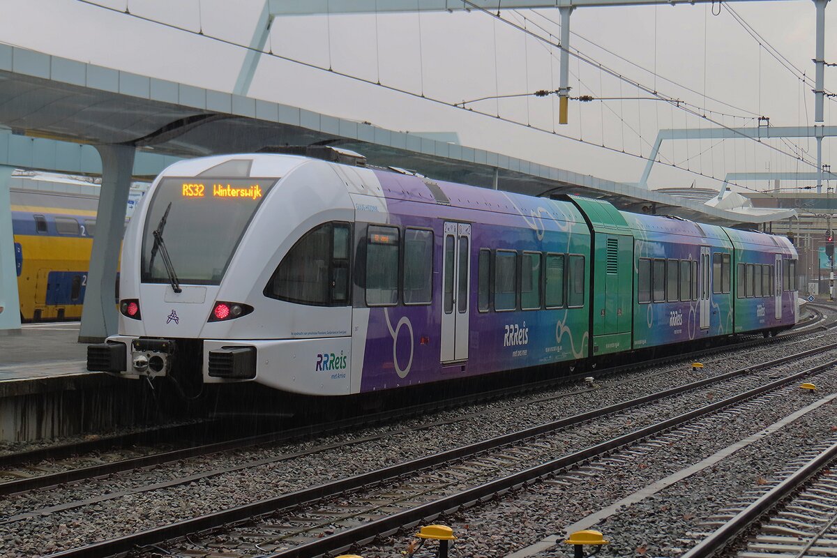 An total verggeneter 19.November 2025 steht Arriva/Rrreis 367 'GUUS HIDDINK' als RB nach Winterswijk abfahrtbereit in Arnhem.
