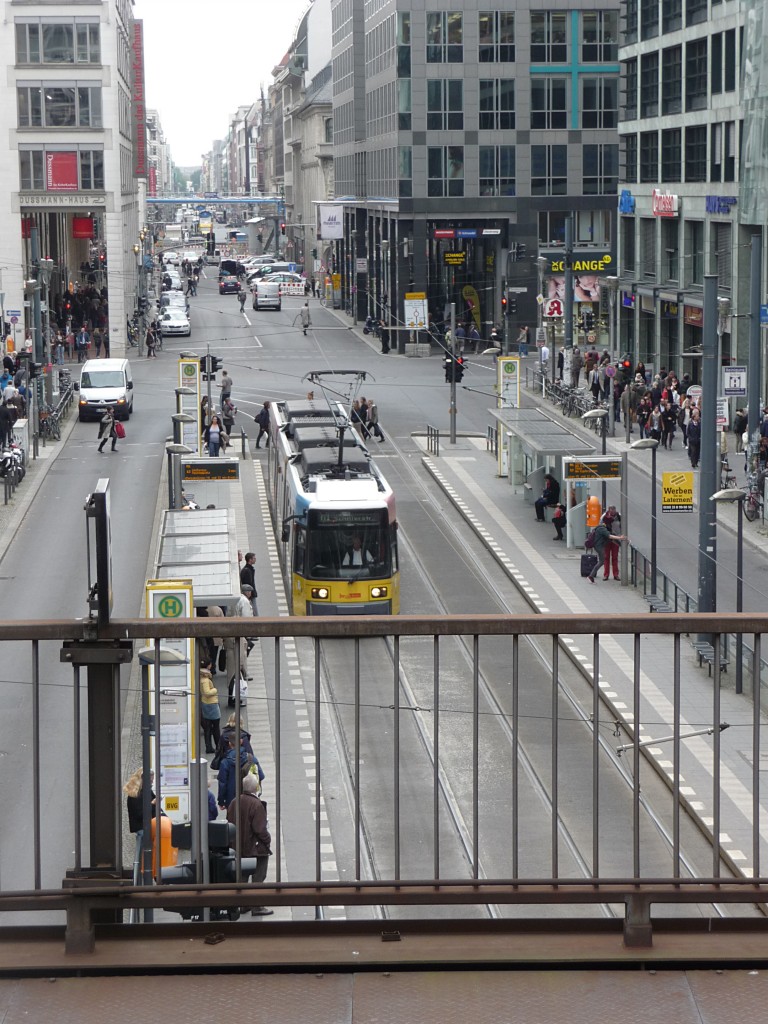 Andersrum ist dieses Motiv weltbekannt. Die Friedrichstrae vom Bahnsteig aus gesehen. Auch im Bild und eine halbe Sekunde zu frh vom Gelnder abgeschnitten: Ein unbekannter GT6N.