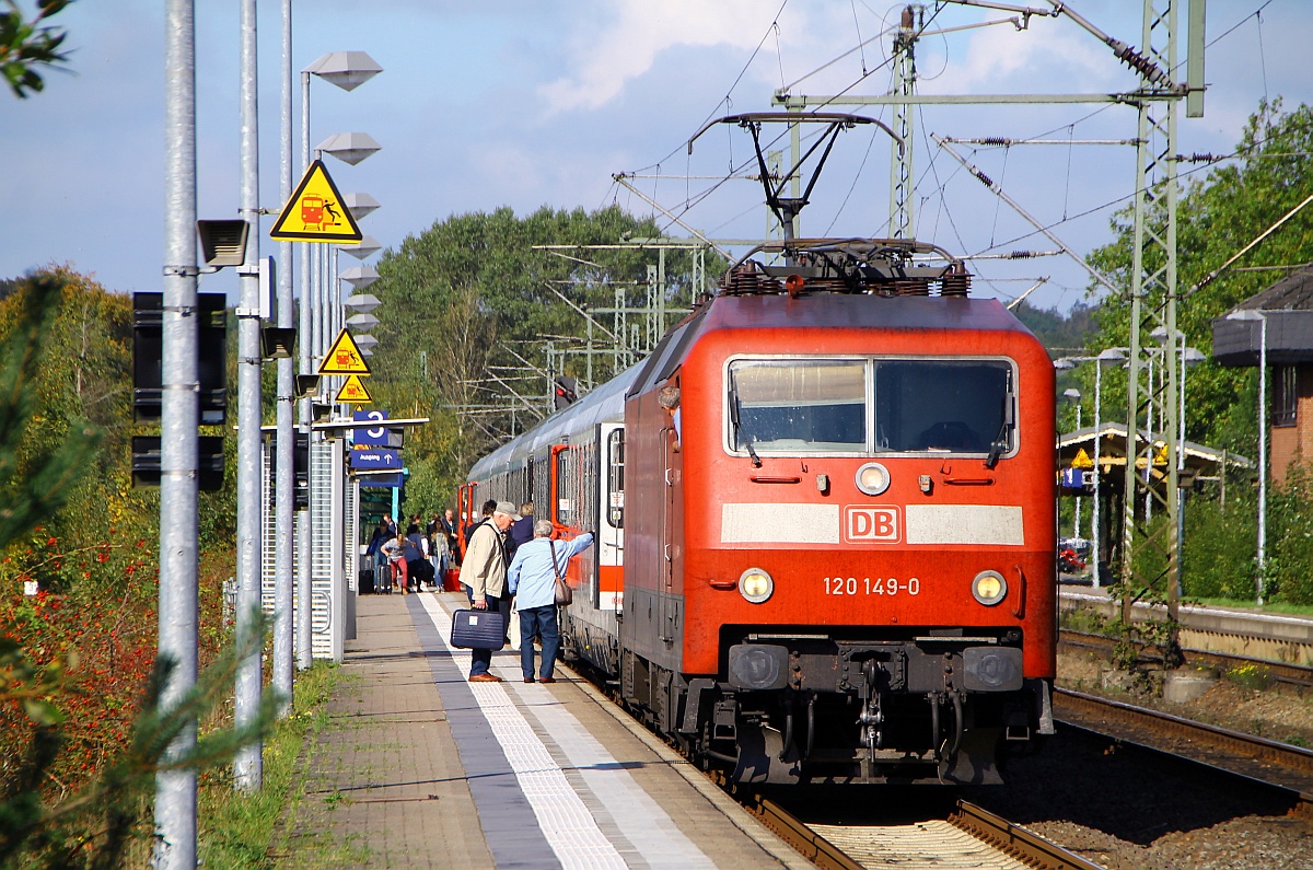 Angekündigt war die 101 110  Frankfurt  und es kam die 120 149-0(REV/MH/19.10.11)mit dem IC 1981(Flensburg-München Hbf)nach Schleswig gefahren. 02.10.2014