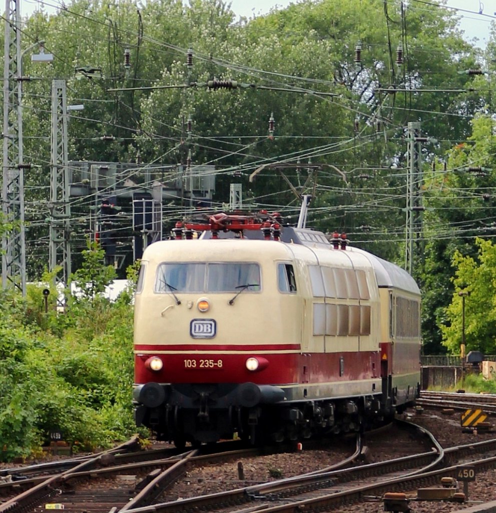 Anlässlich des  Cunard Days  in Hamburg kam die 103 235-8 mit einem TEE-Zug nach Hamburg gefahren. Hier hat der Zug am Abend des 15.07.2012 für seine Rückfahrt Einfahrt in den Hamburger Hauptbahnhof.