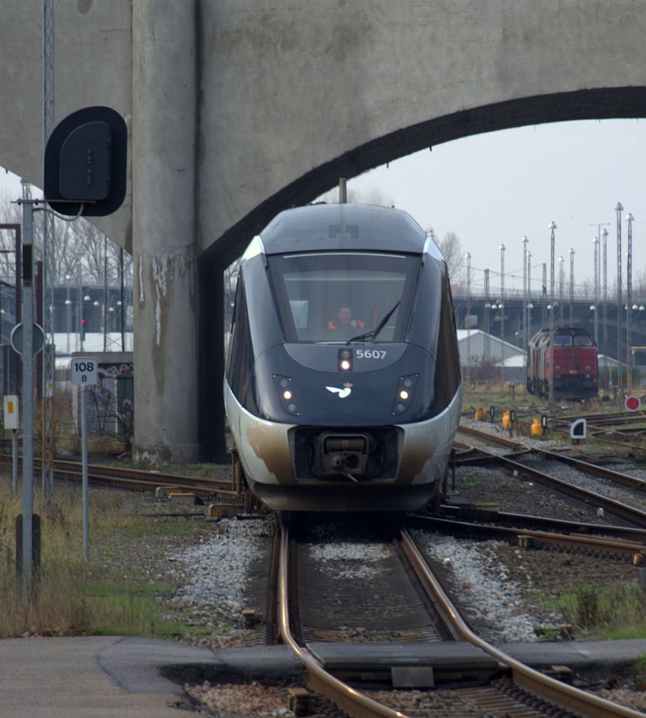 AnsaldoBreda IC4 MG/MH 56/5807 bei der Bereitstellung im Bhf von Aarhus. 30.11.2009