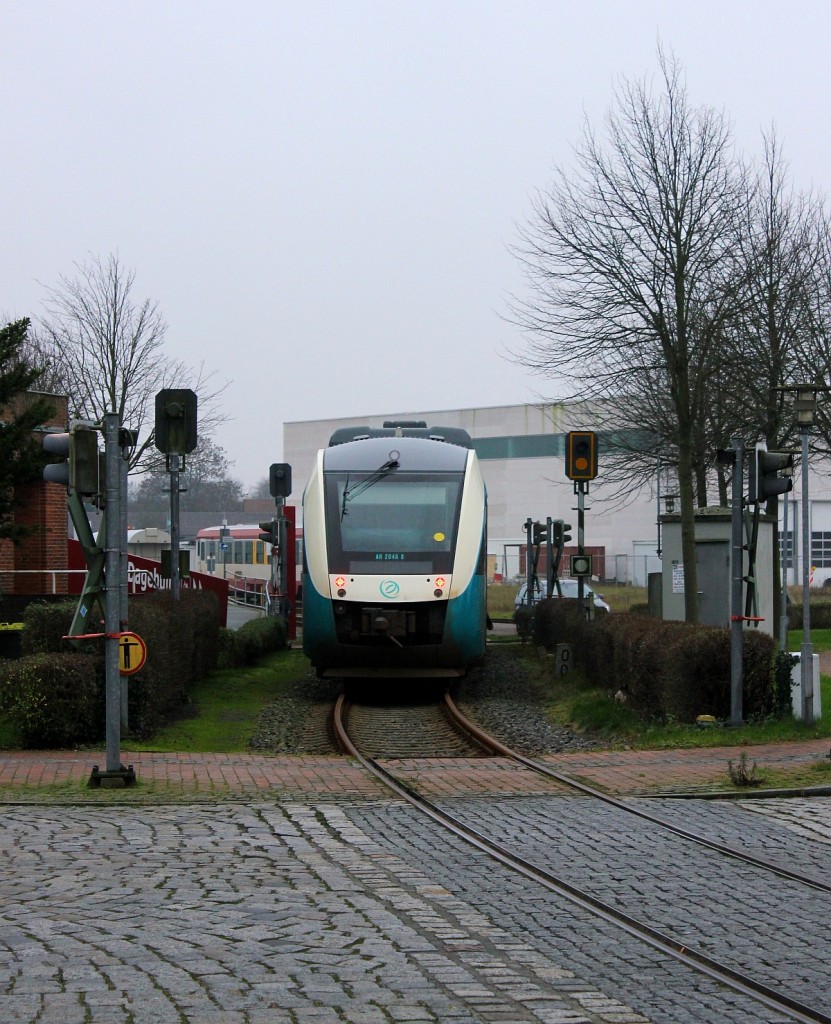 Arriva AR 2046 wird hier in den neg Teil in Niebll rangiert. Im Hintergrund ist ein Teil der neuen Werkshalle zu sehen. Aufgenommen vom B am Bhf Niebll. 19.12.2015