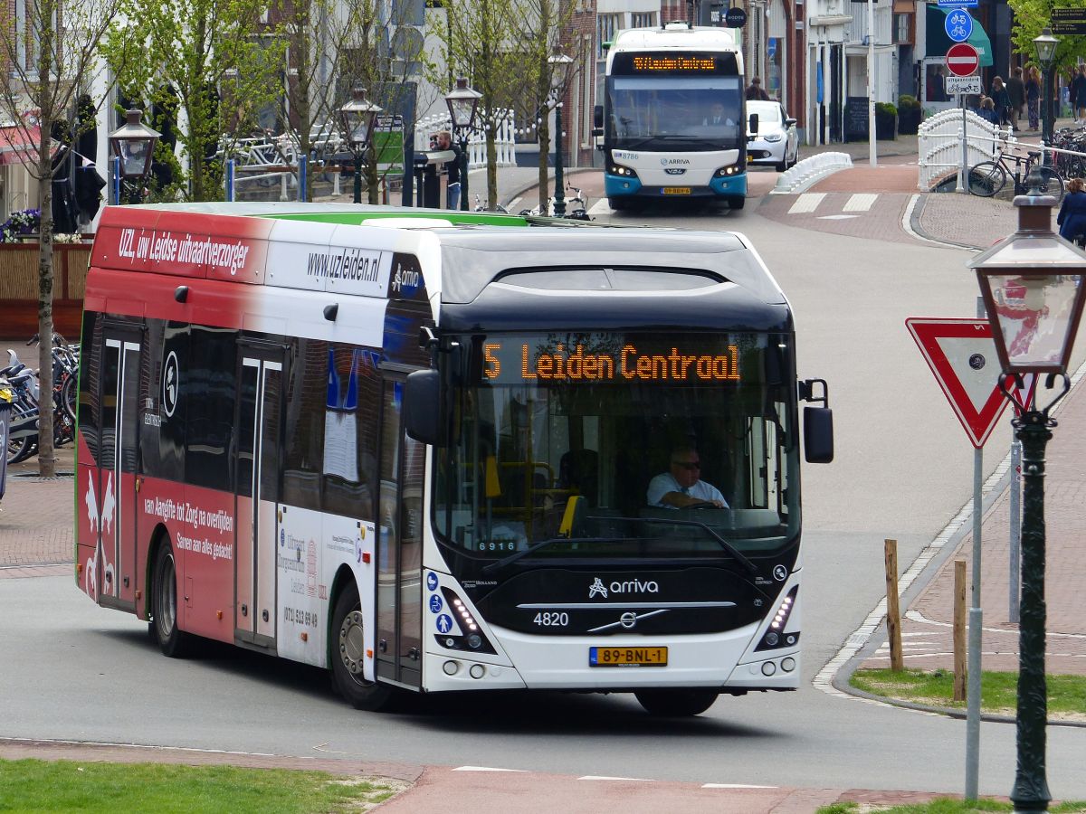 Arriva bus 4820 Volvo 7900E Elektrobus (vollelektrisch) Baujahr 2019. Nieuwe Beestenmarkt, Leiden 03-05-2020.


Arriva bus 4820 Volvo 7900E elektrische bus bouwjaar 2019. Nieuwe Beestenmarkt, Leiden 03-05-2020.