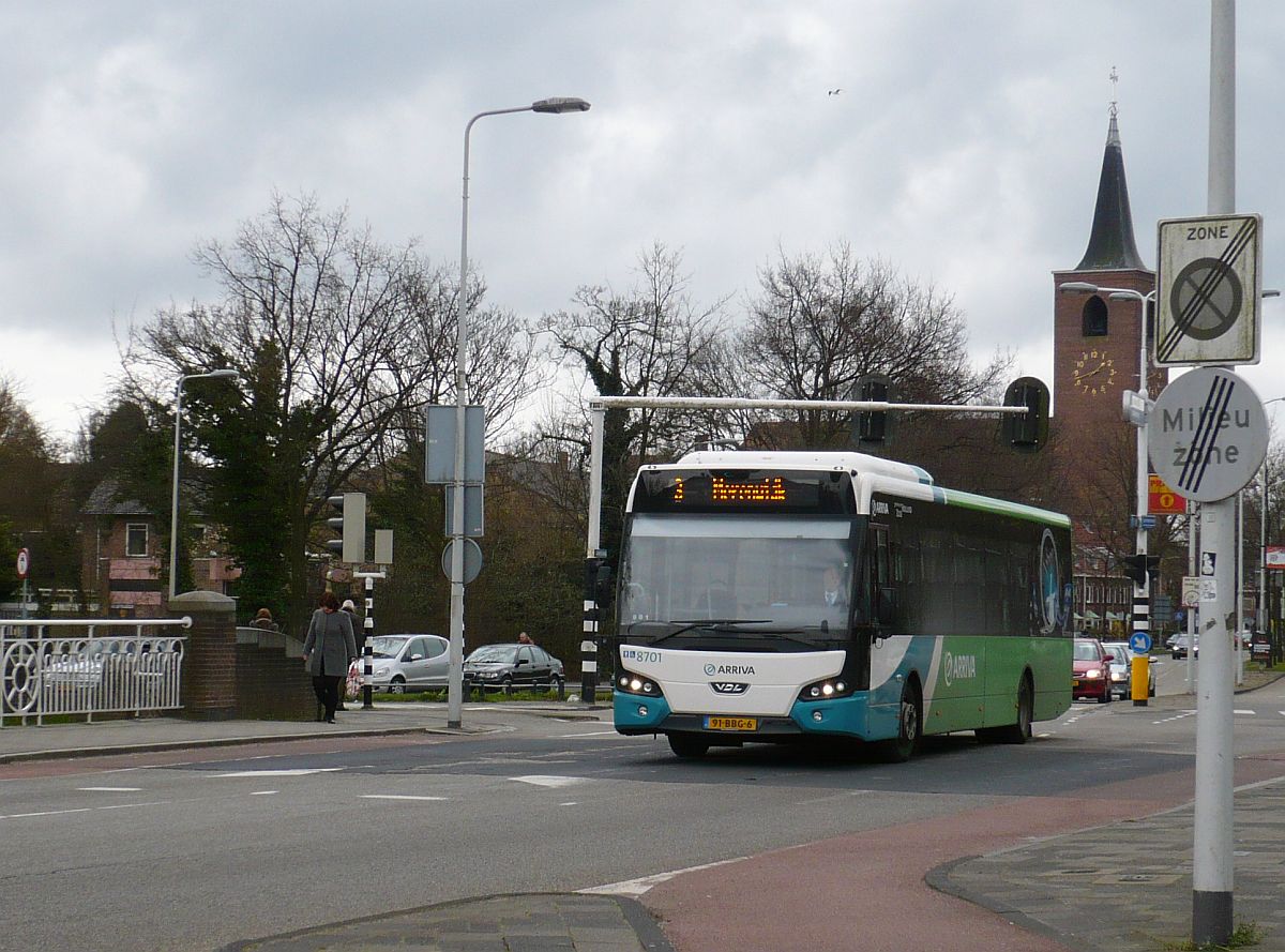 Arriva Bus 8701 DAF VDL Citea LLE120 Baujahr 2012. Jan van Houtbrug, Leiden 06-04-2015.

Arriva bus 8701 DAF VDL Citea LLE120 bouwjaar 2012. Jan van Houtbrug, Leiden 06-04-2015.