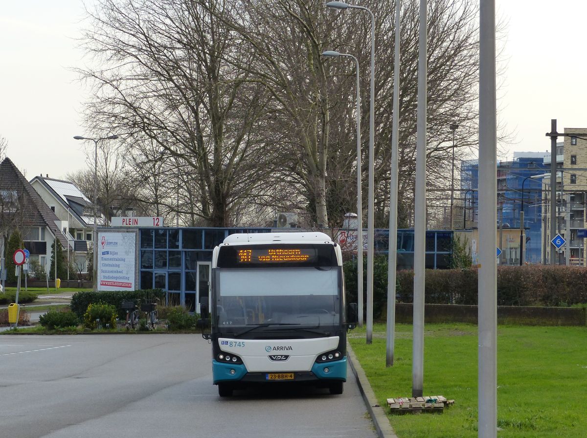 Arriva Bus 8745 DAF VDL Citea LLE120 Baujahr 2012. Bahnhof Alphen aan den Rijn 17-12-2019.

Arriva bus 8745 DAF VDL Citea LLE120 bouwjaar 2012. Stationsplein Alphen aan den Rijn 17-12-2019.