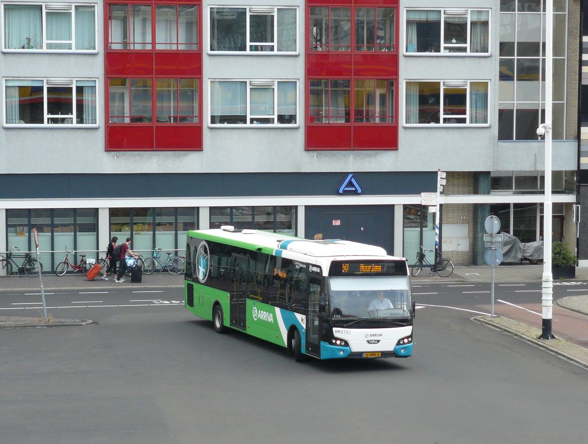 Arriva Bus 8792 DAF VDL Citea LLE120 Baujahr 2012. Stationsplein, Leiden 08-08-2014.

Arriva bus 8792 DAF VDL Citea LLE120 bouwjaar 2012. Stationsplein, Leiden 08-08-2014.