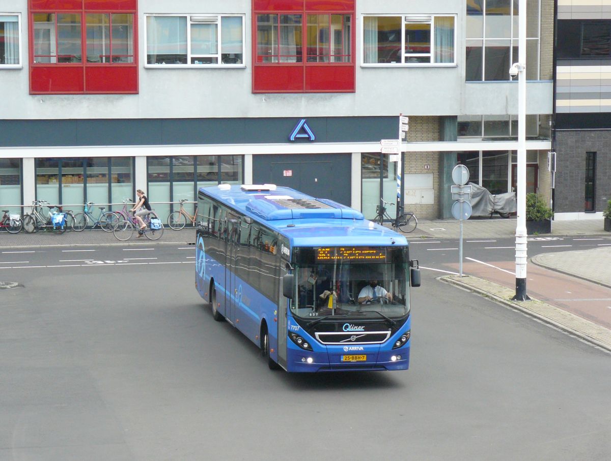 Arriva Bus Qliner 7707 Volvo 8900 Baujahr 2012. Stationsplein, Leiden 08-08-2014.

Arriva bus Qliner 7707 Volvo 8900 bouwjaar 2012. Stationsplein, Leiden 08-08-2014.