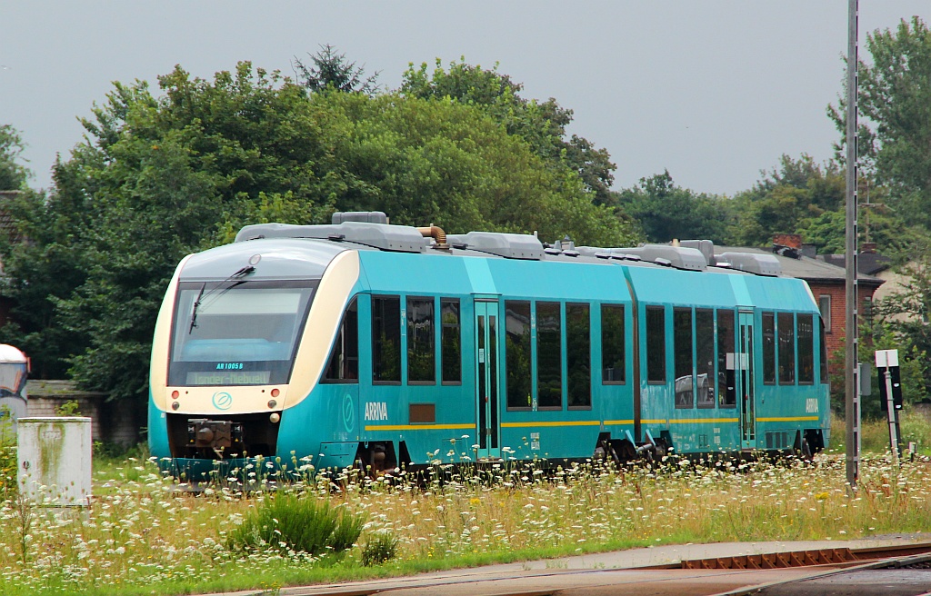 Arriva Lint 41 AR 1005 kam aus Tønder und hat hier Einfahrt in Niebüll. 04.08.2012