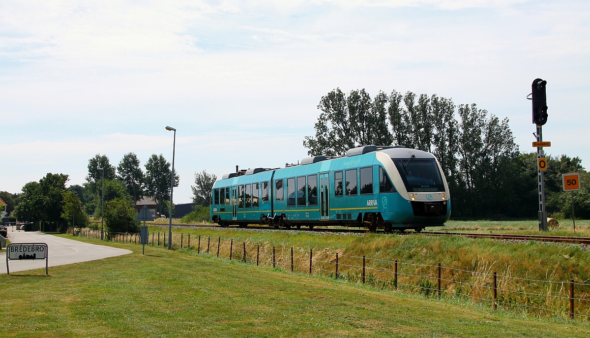 Arriva Lint AR 1018 auf dem Weg nach Esbjerg festgehalten in dem kleinen Ort Bredebro/DK. 22.07.14