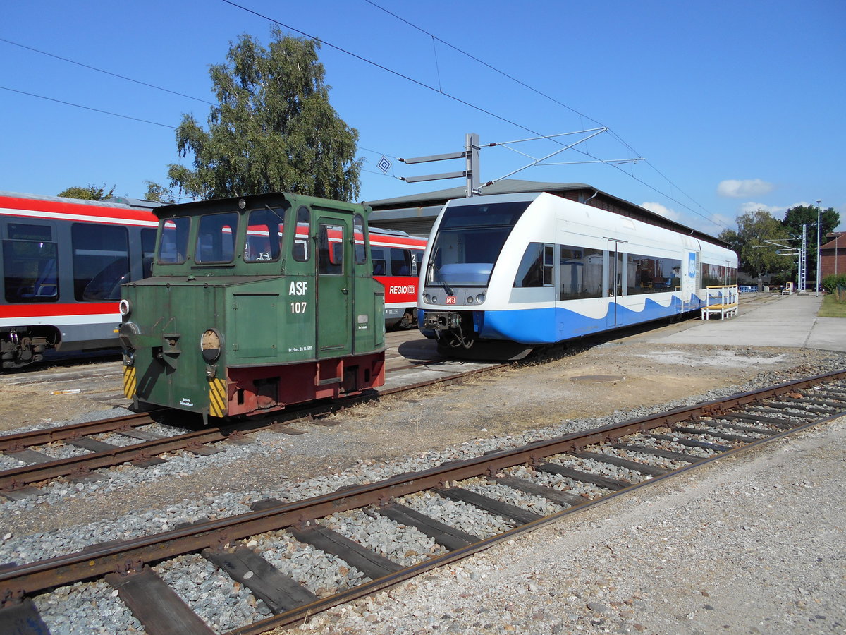 ASF 107 und der UBB 646 113,am 15.Juli 2018,im Bw Rostock.