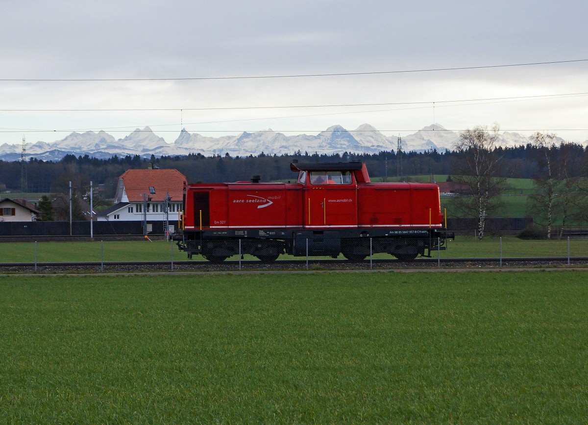 ASm: Bei wechselhafter Witterung wurden am 12. Januar 2015 die Oelzge auf dem ASm-Dreischienengeleise zwischen Niederbipp und dem Tanklager Oberbipp mit der Em 327 (ex DB V 100) gefhrt. Die Em 327 auf der Fahrt zum Tanklager Oberbipp, wo ein weiterer Kesselwagenzug fr die Ueberfhrung nach Niederbipp bereit steht.
Foto: Walter Ruetsch