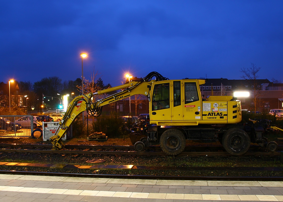 Atlas Zweiwegebagger 1604 ZW mit Abstützpratzen eingereiht als Kleinwagen 99 80 9901 134-3 der DB Bahnbaugruppe Berlin abgestellt im Bhf von Rendsburg. 12.04.2014