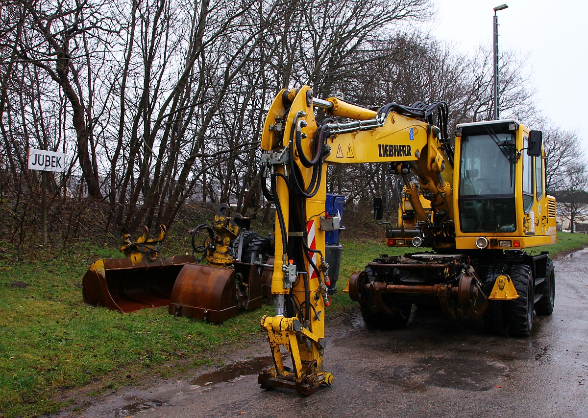 Atlas Zweiwegebagger A 900 C ZW Li/1031(97 51 04 578 60-7)der Fa. Sptzke Kaltenkirchen abgestellt an der Ladestrasse am Bahnhof Jübek. Jübek 09.12.2013