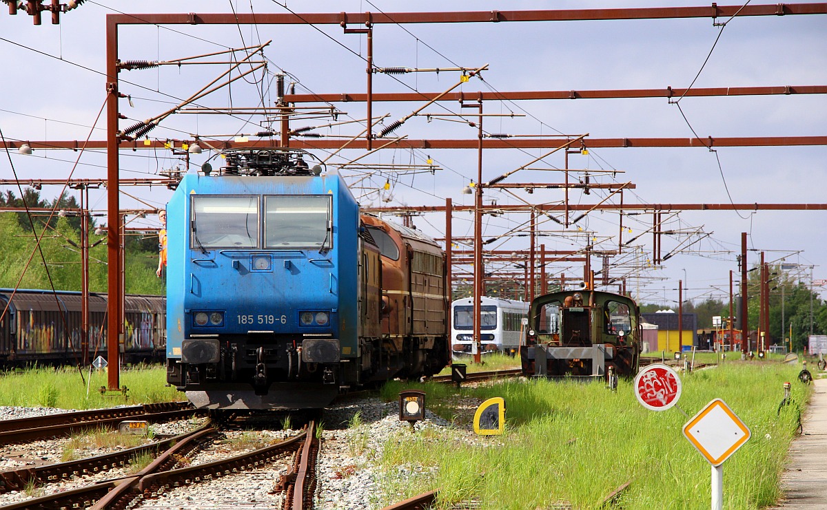 ATLU 185 519-6 die gerade den Zement-Express nach Pattburg gebracht hat wird hier von CFL 1831 und der NEG/SRS MY 1148 in den deutschen Strombereich rangiert. Pattburg 13.05.2022