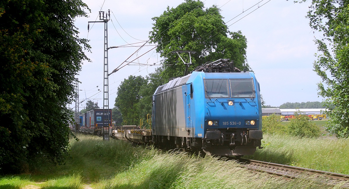 ATLU 185 536-0 mit Tragwagenzug verläßt Boisheim 08.06.2024