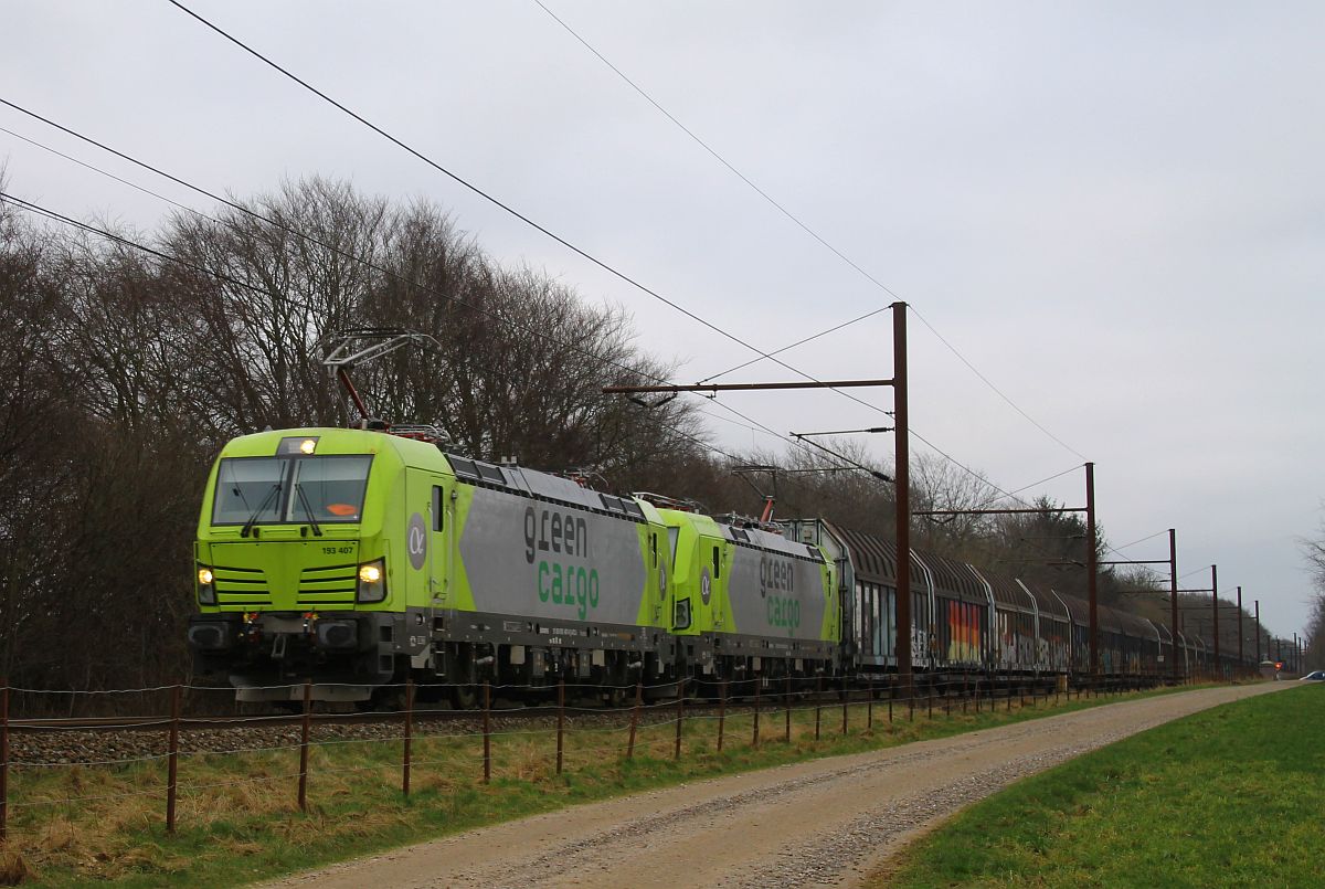 ATLU/GreenCargo 193 407 + 193 410 vor Volvozug in Farhus 27.02.2024