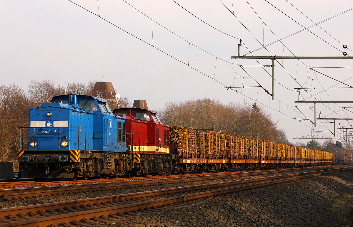 Attraktive Doppeltraktion...PRESS 204 011-5 und MTEG 204 311-5 mit dem aus 20 Laas Einheiten(20x27m+Loks)bestehenden Holzzug nach Torgelow hier kurz vor Rangierbeginn im Bahnhof Jübek bei Schleswig. 18.03.2015