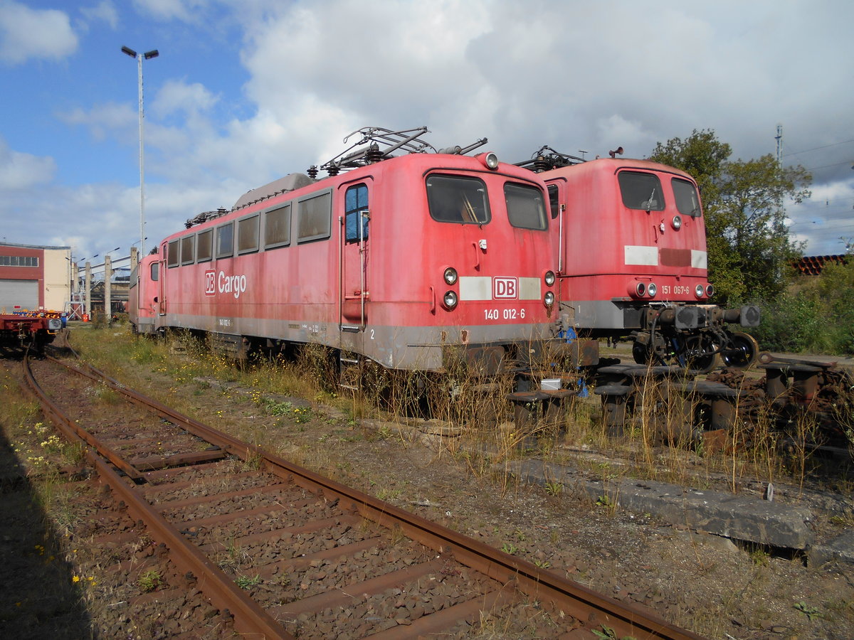 Auch 140 012 und die 151 067 sind in der Einsatzstelle Mukran.Aufnahme am 01.September 2018.