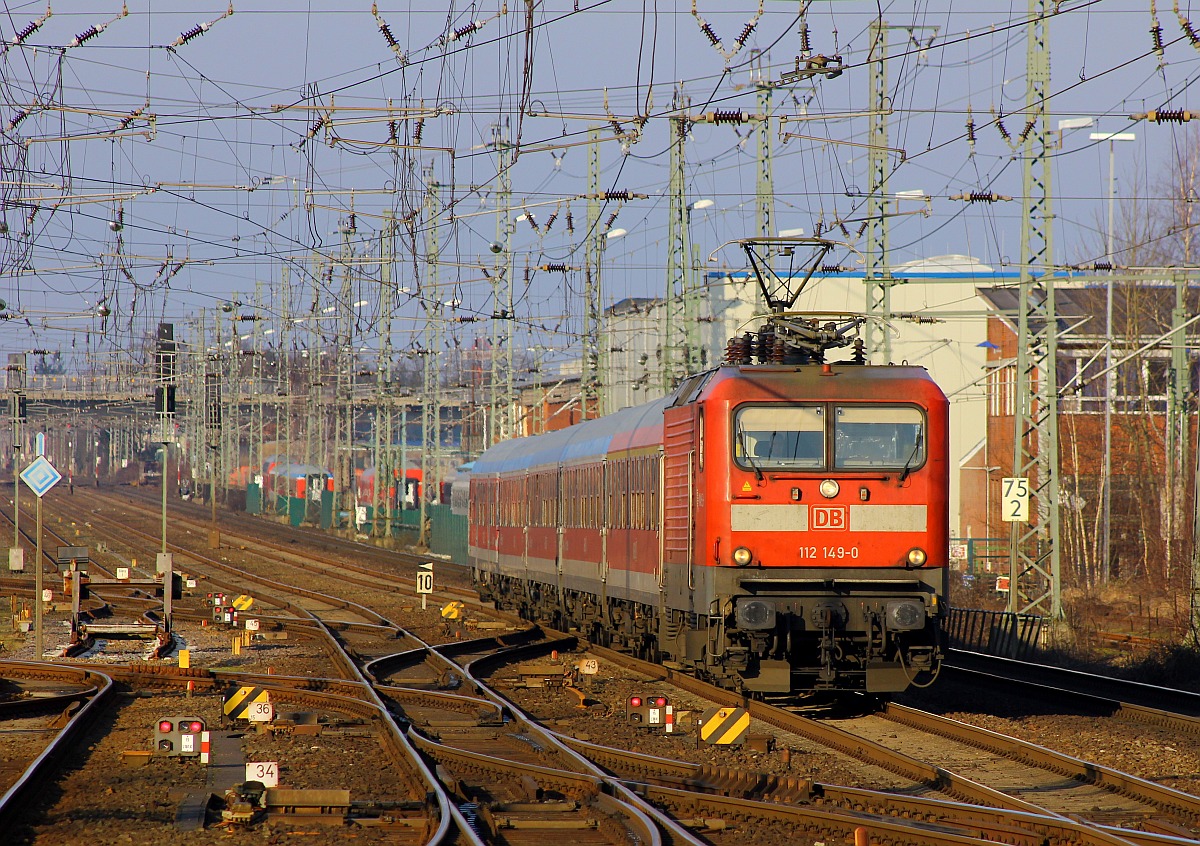 Auch die alten InterRegio/SH-Express Wagen(Aimz/Bimz) sind noch im Einsatz...die DB Regio Kiel setzt diese auf der RB77 Kiel-Neumünster ein...hier kommt 6112 149-0 mit einem dieser Züge nach Neumünster gefahren. 17.02.2016