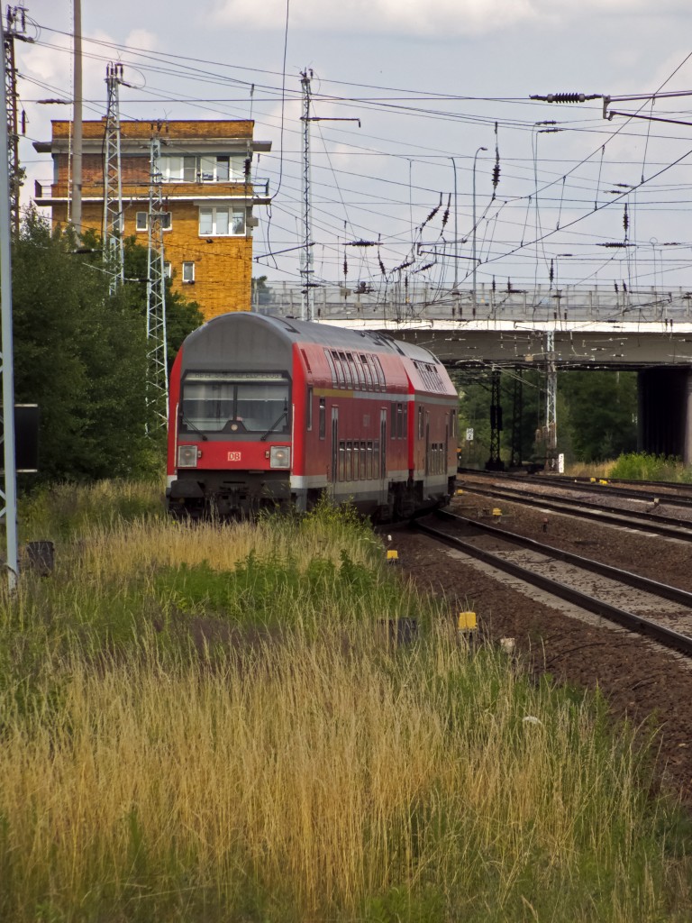 Auch eine DOSTO-Ersatzgarnitur war als RB14 unterwegs. Hier biegt sie Steuerwagen voraus auf Gleis 6 ab, was aussieht, als nutzte man eine Art neuartigen Rasengleis.