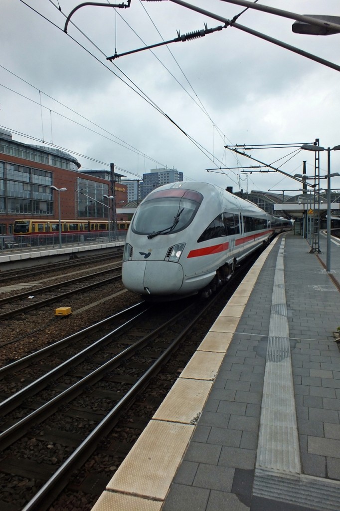 Auch ein Zug, der ans Wasser fhrt: 605 003 und 605 018 verlassen am 15.5.14 als ICE nach Arhus (003), beziehungsweise Kopenhagen (018) den Berliner Ostbahnhof.