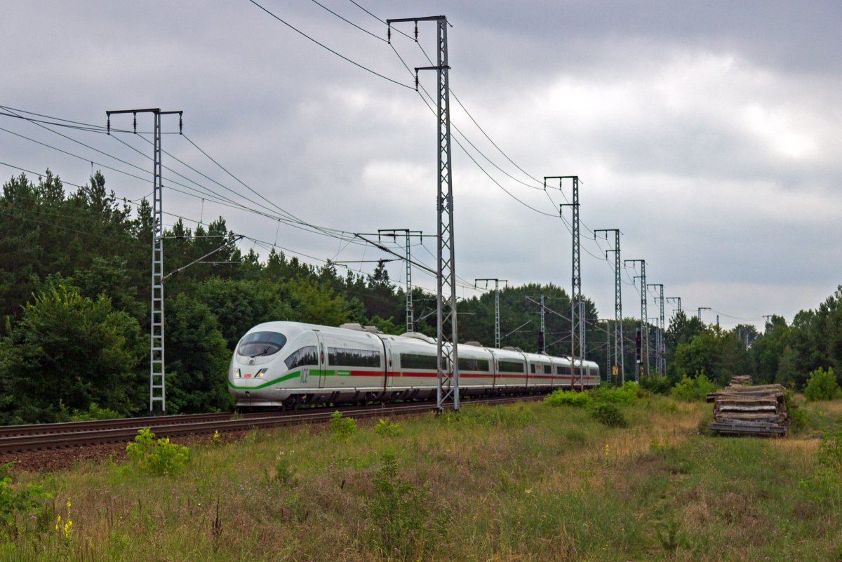 Auch einige ICE wurden infolge einer Signalstrung umgeleitet. 403 009 ist am 14.07.21 auf dem Berliner Auenring in Richtung Norden unterwegs.