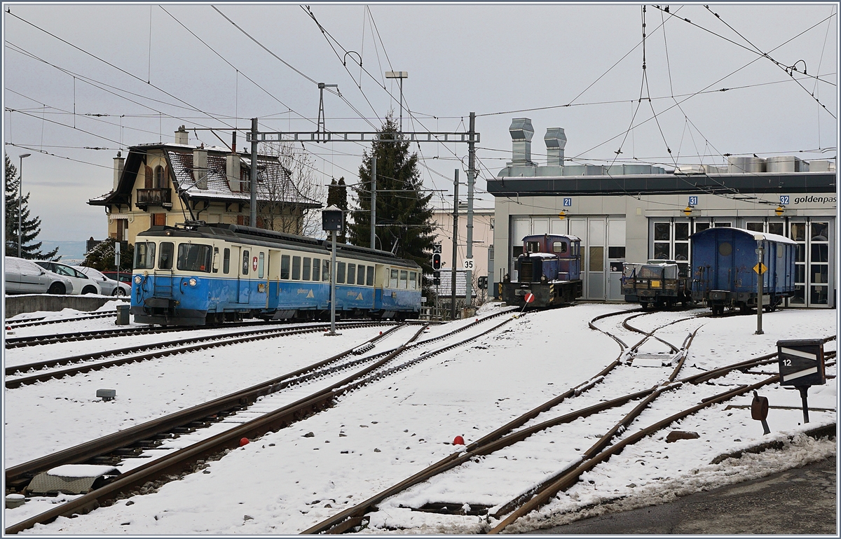 Auch im Fahrplanjahr 2017/2018 kann man mit etwas Glück hin und wieder einen MOB ABDe 8/8 im Plandienst erleben: Das Bild zeigt den ABDe 8/8 4001  SUISSE  als Leermaterialzug bei der Ankunft in Chernex. Ab hier wird er als Regionalzug 2327 nach Montreux zurückfahren.
29. Dez. 2017