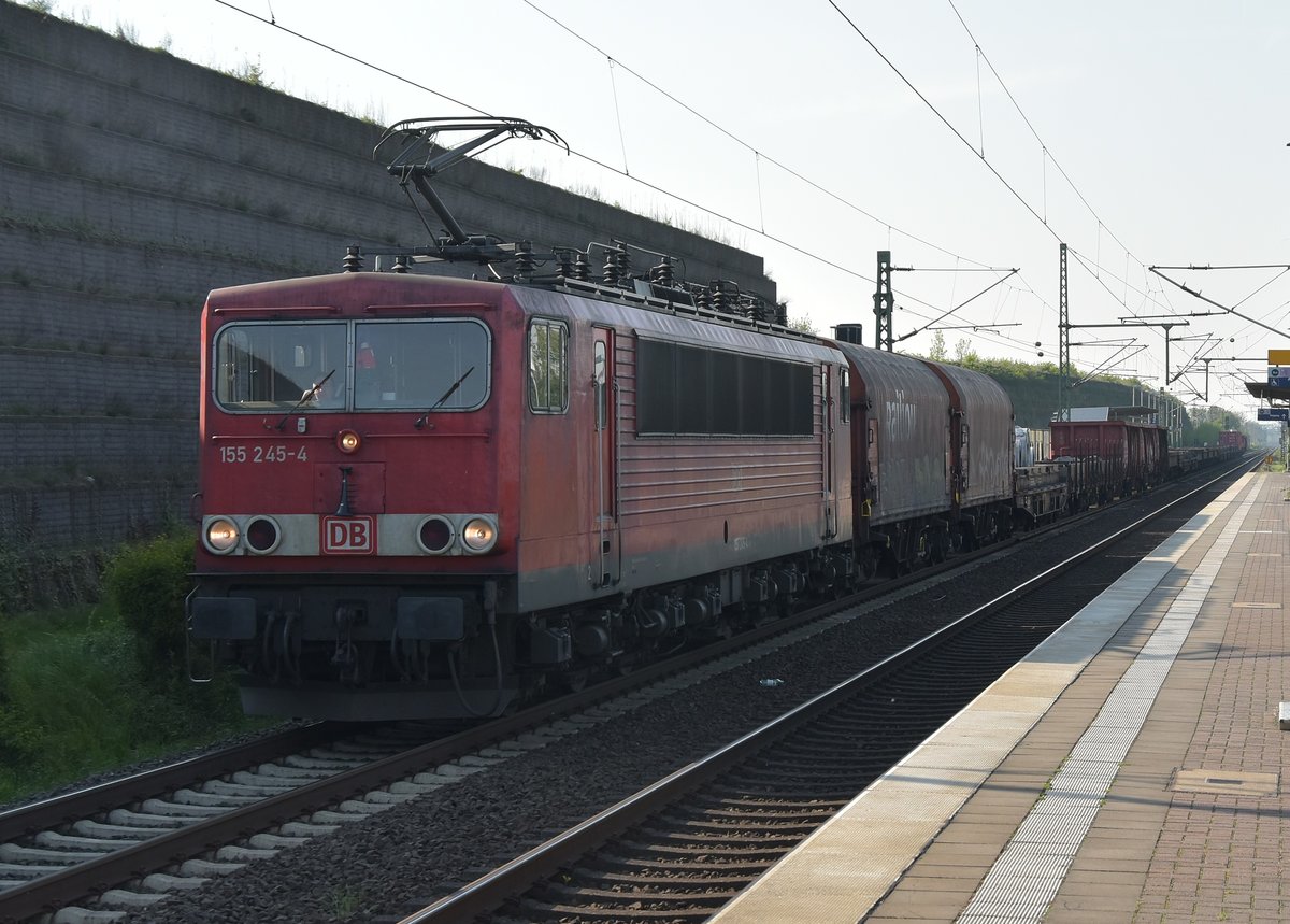 Auch im Gegenlicht kommt hier die 155 245-4 durch Allerheiligen gen Köln gefahren. 20.4.2017