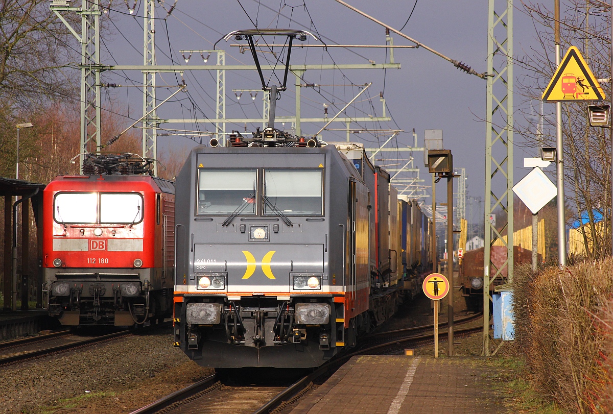 Auch Hectorrails 241.011-4  C3PO  musste so an der 112 180 vorbei fahren...Jübek 25.02.2015