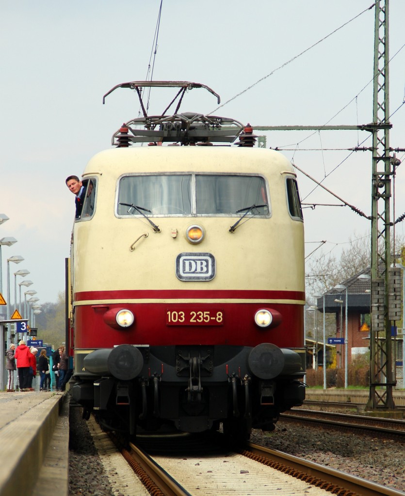 Auch hier eine viel gezeigte Version nochmals neu bearbeitet zur Erinnerung an die Grande Dame der IC Geschichte. 103 235-8 in der  auf dem Knie  Version aufgenommen beim Halt in Schleswig als Zuglok des IC 2417 Flensburg-Köln. Zur Lok, ausgeliefert 1973 1.Heimat Bw Hamburg-Eidelstedt, seit 31.01.2002 an die FTZ München vermietet letztes Bw Franfurt/Main. Schleswig 22.04.2012