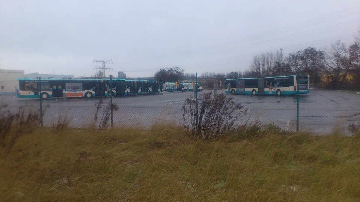 .....auch mal die Wagen-Parade auf dem Betriebshof wo jetzt nur noch Mercedes steht was mal ganz anders war 
......wo schon viele Bus-Typen ausprobiert wurden wie MAN,NEOPLAN,Renault 