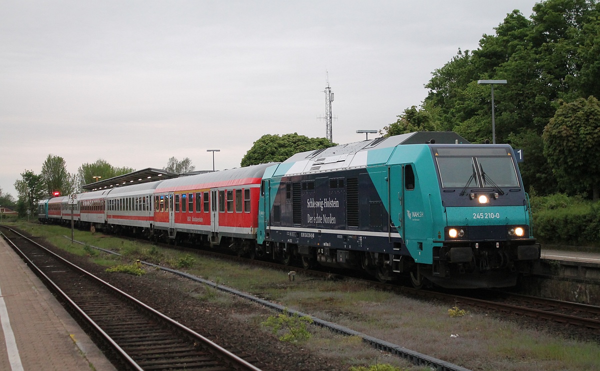 Auch nach Monaten hat man noch Spass an lustigen Wagenpark-Zusammenstellungen....NAH.SH/Paribus/DB 1245 211 und 1245 210 mit ihrem  bunten Zug  aufgenommen whrend einer Rangierfahrt im Bhf Husum. 19.05.2017