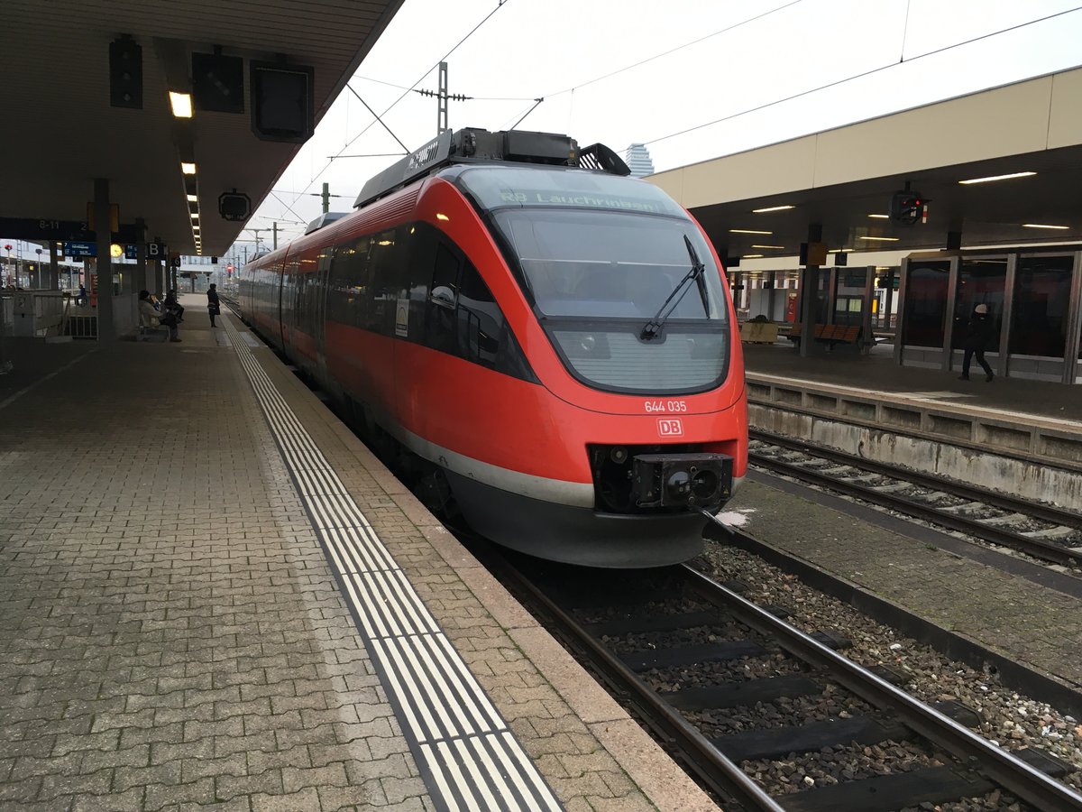 Auch einer der neuen auf der Hochrheinbahn:

644 035 als Rb 17367 nach Lauchringen abfahrbereit am 26.11.16 in Basel Bad Bf 