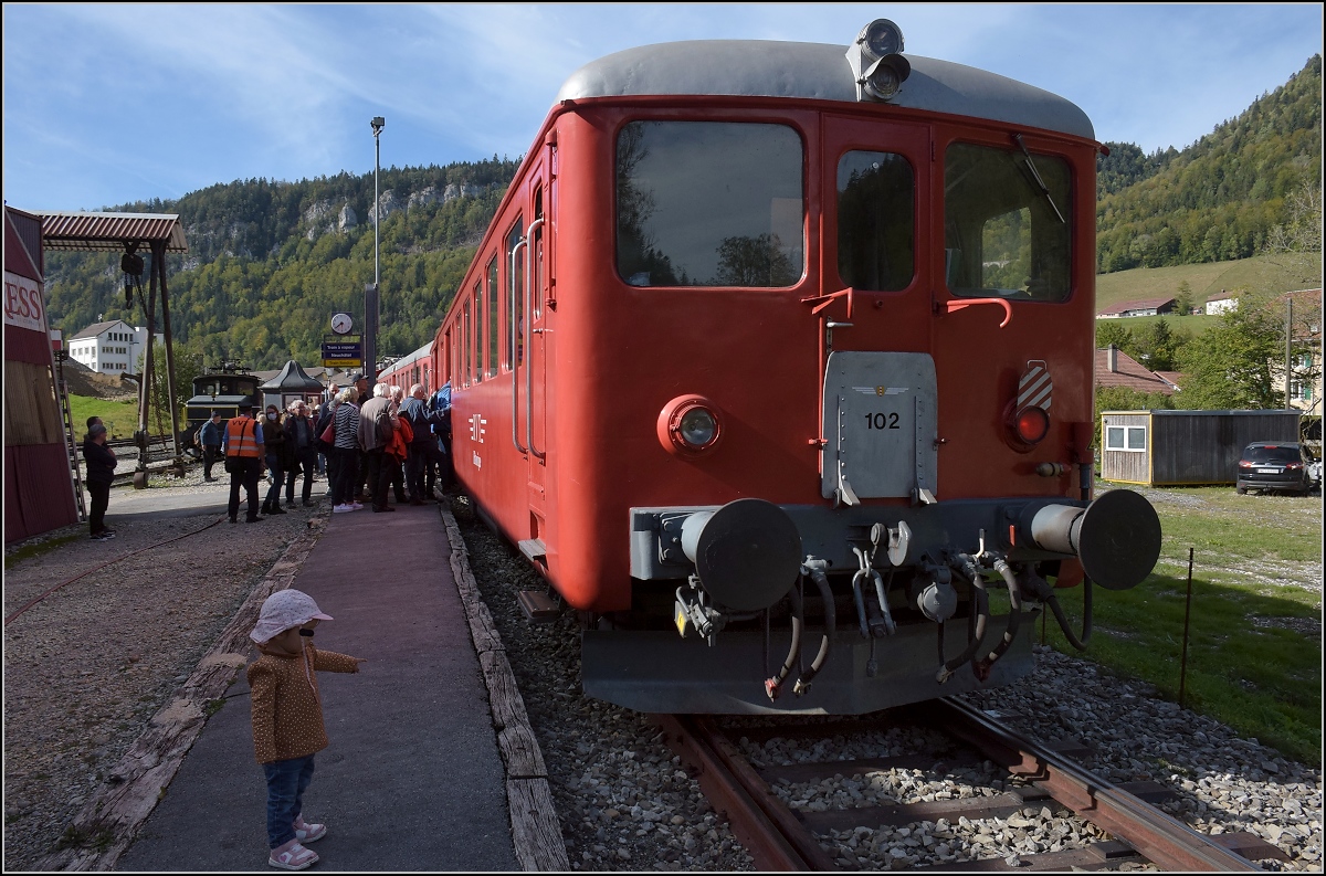 Auch Nicht-Dampf-Z�ge sind interessant oder zumindest weniger laut, zischend und gef�hrlich. RVT 2/4 102 in St-Sulpice, der bis Fleurier ohne Fahrdraht vom Zweikrafttraktor Tem II 292 bewegt werden muss, Oktober 2021.
