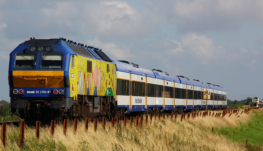 Auch die NOB  Schiffsdiesel-Leuchtturm  Lok 251 003-0/MaK DE 2700-03 rauschte mit einer NOB nach Niebüll an uns vorbei. Klanxbüll 04.08.12