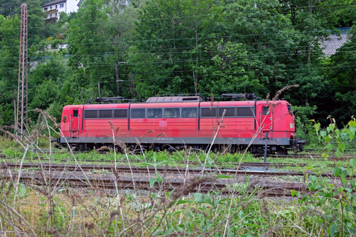Auch wenn die Ruhr-Sieg-Strecke keine Steilstrecke ist, wurde und wird im kurvigen Olpetal zwischen Altenhundem und Welschen-Ennest mit Schiebelokomotiven gearbeitet. Im Jahr 2021 geh�ren diese Dienste zu den letzten Aufgaben der Baureihe 151, deren endg�ltiges Ende bei der DB schon mehrfach geplant war. 151 099 diente am 09.07.21 als Reserve in Altenhundem und ist auf einem der G�tergleise abgestellt.