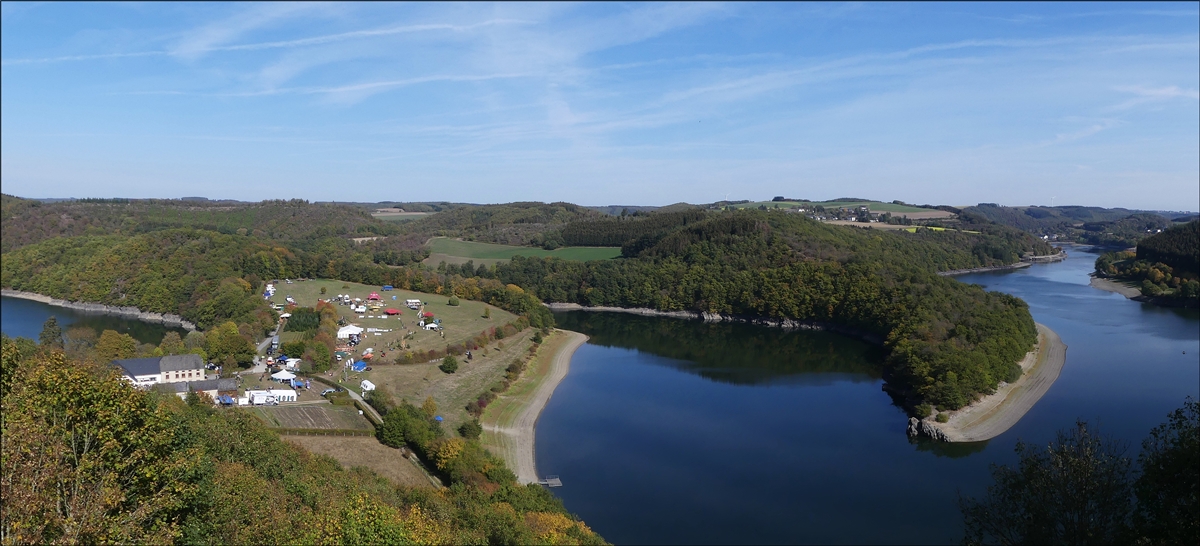 Auf der Aussichtsplattform am Burfelt nahe Insenborn entstand am 06.10.2018 diese Panoramafoto. Am Burfelt unten links ist ein Teil von den Aktivitten anlsslich des „Beschfestes“ zu sehen, in der Mitte des Bildes der Ort Liefrange, am rechten Bildrand unten sind die Ortschaften Lultzhausen und Insenborn zu erkennen. (Jeanny)