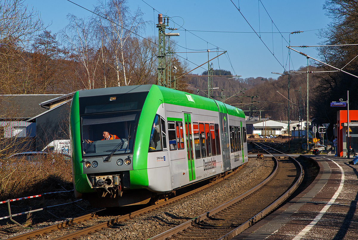 Auf Betriebsfahrt....
Der  Daadetalbahn  Stadler GTW 2/6 – VT 117 (95 80 0946 417-2 D-WEBA / 95 80 0646 417-5 D-WEBA / 95 80 0946 917-1 D-WEBA) der Westerwaldbahn des Kreises Altenkirchen GmbH (WEBA) hat am 28.02.2022 von Betzdorf den Hp Scheuerfeld (Sieg) erreicht. Nach dem Fahrtrichtungswechsel geht es wieder über den Bü und dann nach rechts über zwei Weichen zum Kleinbahnhof Scheuerfeld (Sieg) der WEBA, von dort geht es dann über die WEBA eigene Strecke nach Steinebach-Bindweide zum Betriebshof.