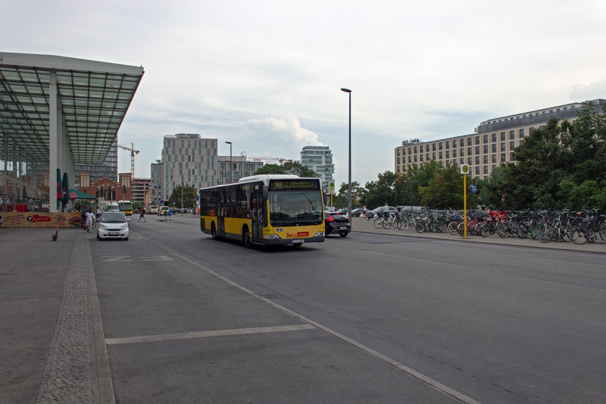 Auf der Buslinie 142 fhrt regelmig alles, was die BVG zu bieten hat. Von E-Bussen, ber Gelenkbusse bis hin zum ordinren Solobus kann man alle Spielarten antreffen. Am 28.08. war Wagen 1619 auf einem Kurs dieser Linie unterwegs und hat soeben seine Fahrt vom Ostbahnhof in Richtung Wedding begonnen.