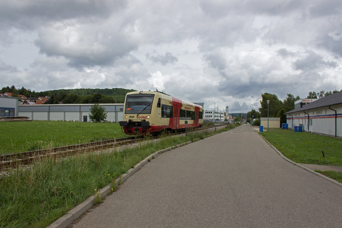 Auf dem Weg nach Balingen durchfhrt VT 212 das Gewerbegebiet am Ortsrand von Burladingen.