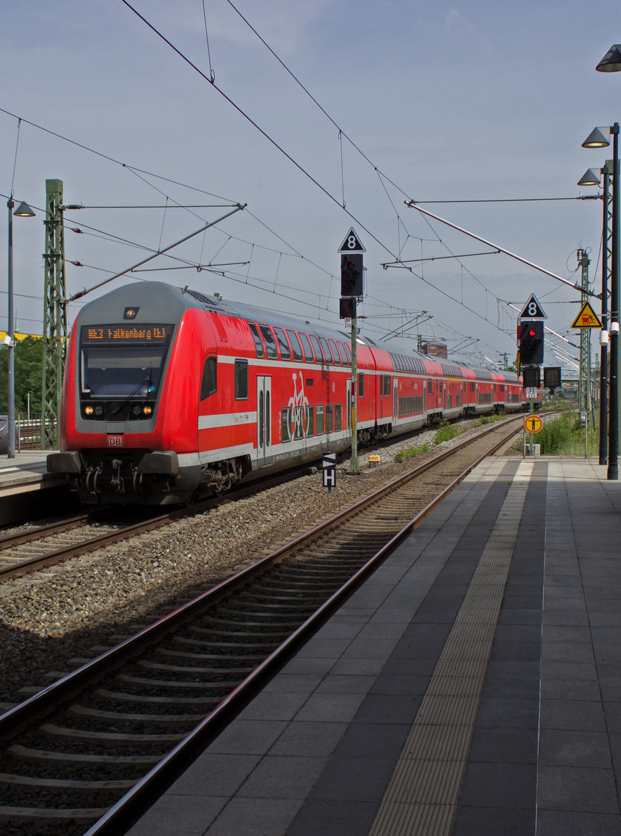 Auf dem Weg nach Falkenberg erreicht ein RE3 den Bahnhof Berlin-Sdkreuz. In der Sommersaison werden die sonst vierwagigen RE-Zge um einen weiteren Wagen aufgestockt, um genug Platz fr Ausflgler zu bieten.