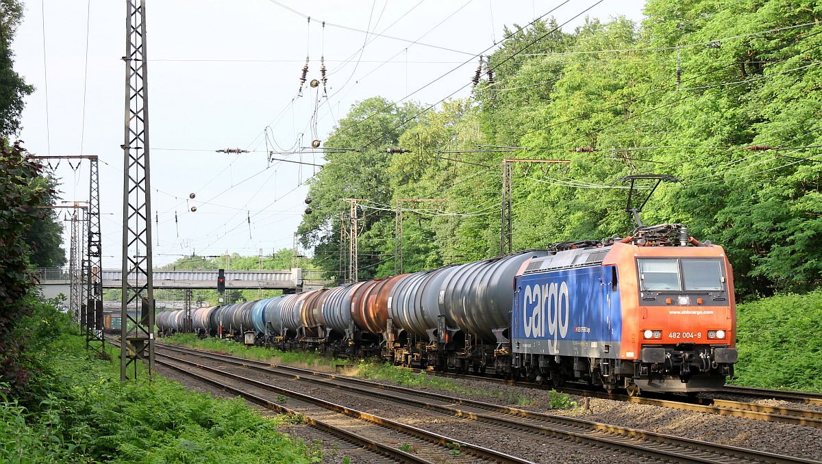 Auf einem der hinteren Gleise der Abzweigstelle Lotharstraße kommt die SBB Cargo Re 482 004 mit ihrem Kesselwagenzug angefahren 09.06.2022