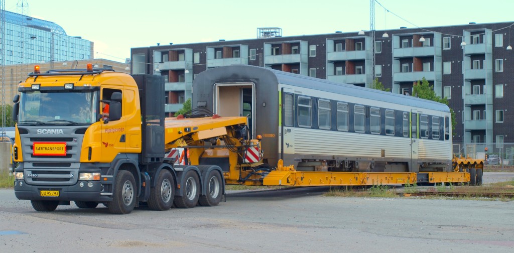 Auf einen Spezialtransporter verladen wird hier ein MR/MRD Triebwagen ins DSB Museum gebracht. Aarhus Gbf 21.06.2010