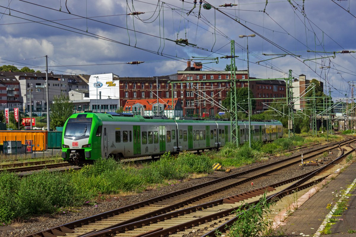 Auf der Fahrt als S9 nach Hagen erreicht 3429 015 Wuppertal-Oberbarmen.