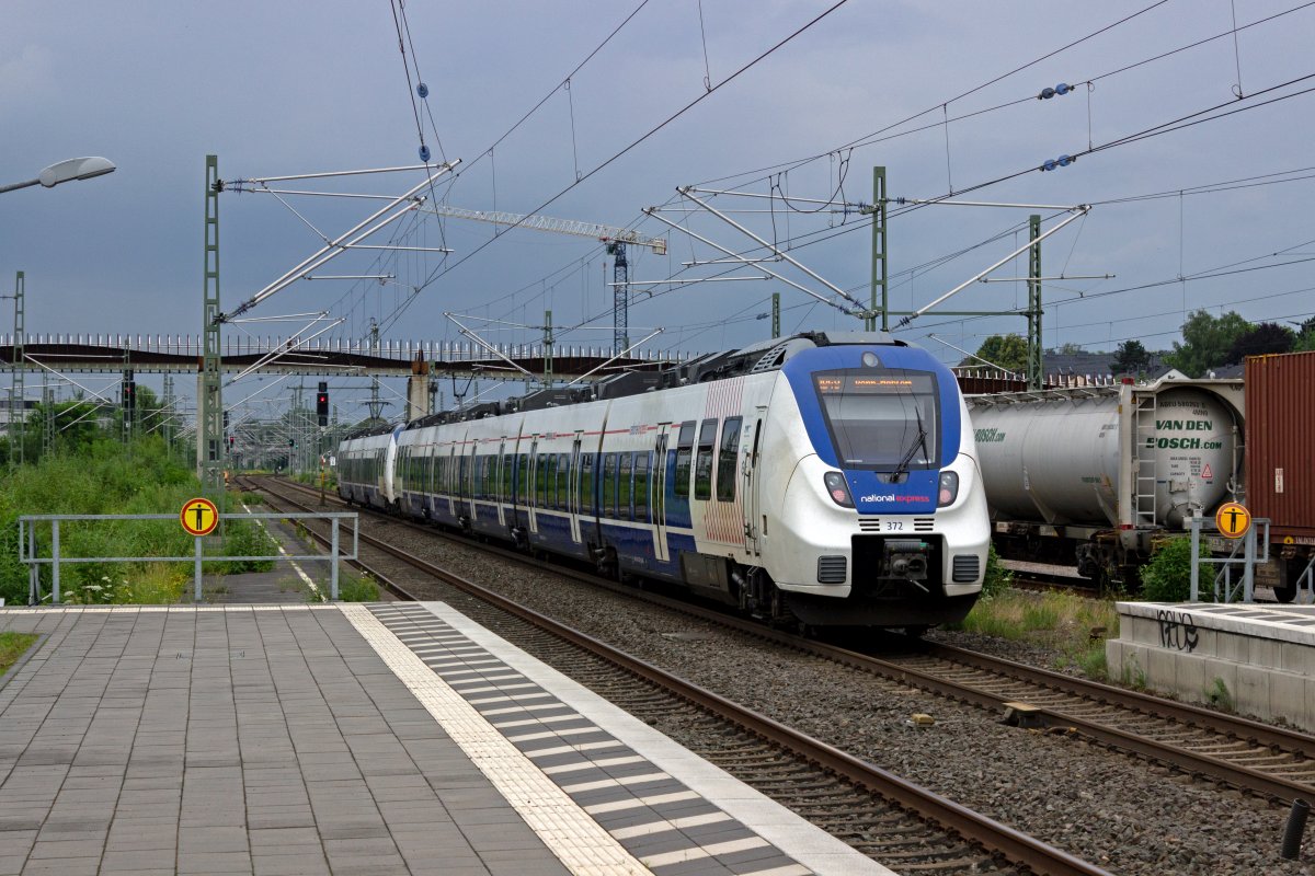 Auf der Fahrt von Wuppertal nach Bonn hat eine TALENT-Garnitur mit 9442 372 am Zugschluss im Bahnhof Opladen gehalten und setzt nun die Fahrt in Richtung K�ln fort.